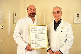 Prof. Dr. Detlef Rohde und Olaf Jungmann präsentieren das Zertifikat